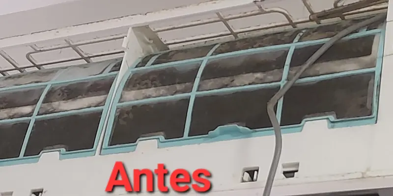 Filtros de ar-condicionado tomados de poeira antes da higienização