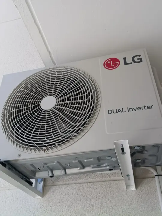 Condensadora LG Dual Inverter com suporte reforçado e tubulação envelopada