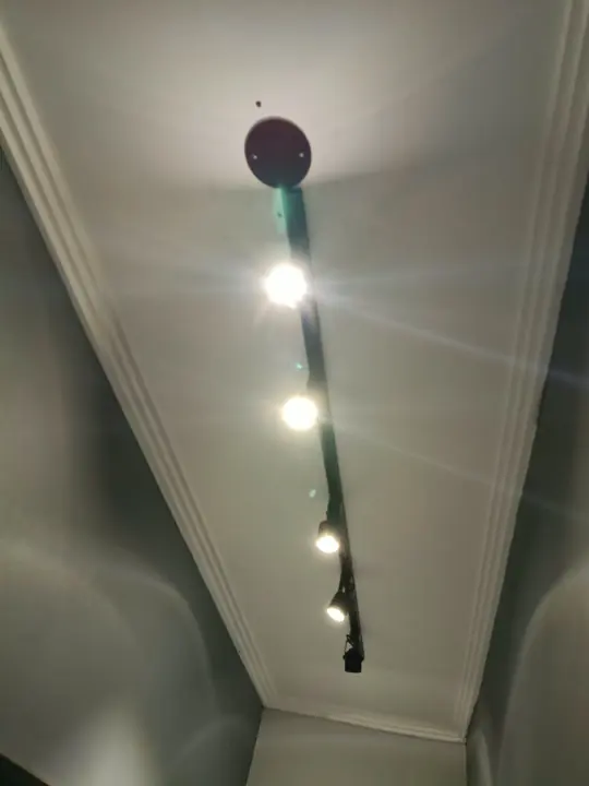 Trilho de iluminação com spots instalado no teto
