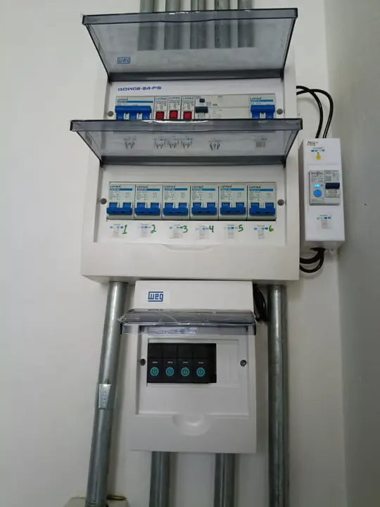 Quadro de distribuição com disjuntores e caixa de medição