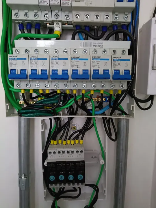 Montagem de disjuntores DIN com dispositivos de proteção