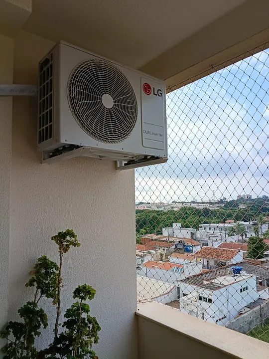 Condensadora LG instalada com suporte na varanda de apartamento